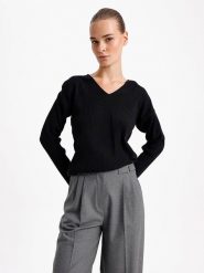BGN Sweter w kolorze czarnym rozmiar: 38. Czarne swetry BGN, bez wzorów, bez ramiączek. Za 123.25 zł.