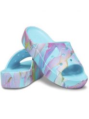 Crocs Klapki "Neptune" w kolorze błękitnym ze wzorem rozmiar: 42/43. Niebieskie klapki Crocs, bez wzorów, klasyczne, z otwartym noskiem, bez obcasa, bez zapięcia. Za 88.02 zł.