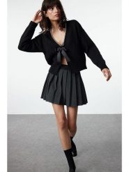 Trendyol Kardigan w kolorze czarnym rozmiar: M. Czarne swetry Trendyol, m, bez wzorów, bez ramiączek. Za 114.44 zł.