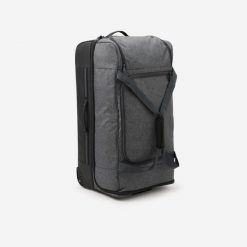 Torba podróżna na kółkach Kipsta Essential 105L. Czarne torby podróżne Decathlon, bez wzorów, z materiału. Za 349.99 zł.