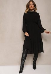 Czarna Sukienka z Aplikacjami na Stójce i z Gumką w Talii Lilora. Czarne sukienki Renee, na co dzień, l, z aplikacjami, eleganckie, bez kołnierzyka, bez ramiączek, midi, proste. W wyprzedaży za 83.99 zł.