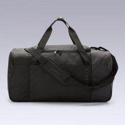 Torba sportowa Kipsta Essential 55 l. Czarne torby sportowe Decathlon, bez wzorów, z materiału, na ramię. Za 59.99 zł.