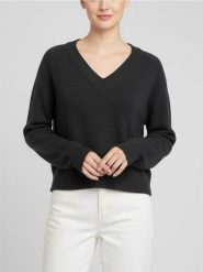 Sweter z dekoltem V - czarny. Czarne swetry Sinsay, l, bez wzorów, bez ramiączek. Za 49.99 zł.