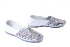 MACIEJKA 1930W-66/00-0 biały + etniczne wzory, baleriny damskie. Białe baleriny Maciejka, bez wzorów, ze skóry, bez obcasa, bez zapięcia. Za 219.90 zł.