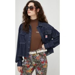 Wrangler koszula jeansowa damska kolor granatowy relaxed z kołnierzykiem klasycznym. Niebieskie koszule Wrangler, l, bez wzorów, z jeansu, klasyczne, bez kołnierzyka, bez ramiączek. W wyprzedaży za 224.99 zł.