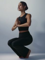 4F Crop top do jogi szybkoschnący damski - czarny M. Czarne topy sportowe 4f, l, bez wzorów, z materiału, na fitness i siłownię. Za 129.99 zł.
