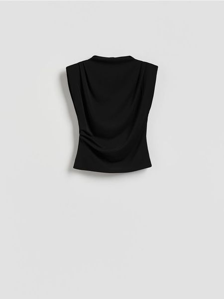 Bluzka z poduszkami na ramionach - czarny. Czarne bluzki Reserved, l, bez wzorów, z dzianiny, bez kołnierzyka, bez ramiączek. Za 69.99 zł.