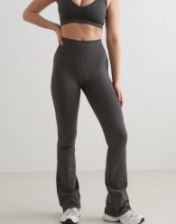 Damskie legginsy bezszwowe rozszerzane, squat proof Shape Seamless ciemnoszare. Szare legginsy AIM'N, bez wzorów, z dzianiny, street, długie. Za 344.00 zł.