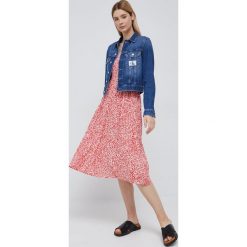 Vero Moda sukienka kolor czerwony midi rozkloszowana. Czerwone sukienki Vero Moda, l, bez wzorów, z tkaniny, bez kołnierzyka, bez ramiączek, midi, rozkloszowane. W wyprzedaży za 149.99 zł.