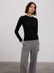 BGN Sweter w kolorze czarnym rozmiar: 40. Czarne swetry BGN, bez wzorów, bez ramiączek. Za 179.64 zł.