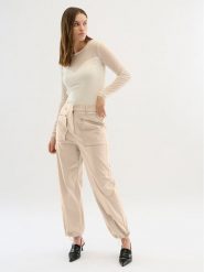 Karen by Simonsen Spodnie materiałowe Maddie 10104748 Beżowy Relaxed Fit. Brązowe spodnie materiałowe Karen by Simonsen, bez wzorów, z bawełny. Za 319.99 zł.
