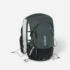 Plecak do biegania w terenie unisex Kiprun 900 20+5 litrów z bukłakiem 2 l. Zielone plecaki KIPRUN, bez wzorów, bez dodatków. Za 499.99 zł.