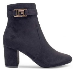 Botki JENNY. Czarne botki Jenny, bez wzorów, bez obcasa, na słupku, bez zapięcia. Za 139.99 zł.