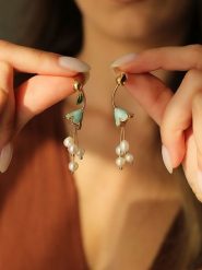 Pierres de Jade Pozłacane kolczyki-wkrętki z perłami rozmiar: onesize. Białe kolczyki Pierres de Jade, z perłą, pozłacane. Za 43.99 zł.