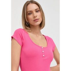 Guess t-shirt damski kolor różowy. Czerwone t-shirty Guess, l, z aplikacjami, z materiału, bez kołnierzyka, bez ramiączek. Za 279.99 zł.