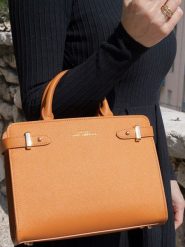 ATELIERS SAINT GERMAIN Skórzana torebka w kolorze karmelowym - 25,5 x 19,5 x 10,5 cm rozmiar: onesize. Brązowe torebki klasyczne ATELIERS SAINT GERMAIN, bez wzorów, z materiału, przez ramię, bez dodatków. Za 565.99 zł.