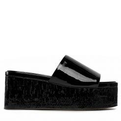 Klapki DKNY. Czarne klapki DKNY, bez wzorów, bez obcasa, bez zapięcia. Za 399.99 zł.