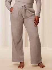 Triumph Spodnie piżamowe Thermal MyWear Wide Leg Trousers 10216564 Beżowy Regular Fit. Brązowe piżamy Triumph, bez wzorów, z syntetyku, bez kołnierzyka, bez ramiączek. Za 169.99 zł.