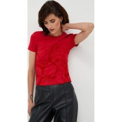Desigual t-shirt damski kolor czerwony. Czerwone t-shirty Desigual, bez wzorów, z bawełny, bez kołnierzyka, bez ramiączek. Za 229.99 zł.
