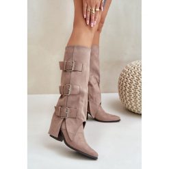 Kozaki Na Słupku Z Wywiniętą Cholewką I Klamrami Beżowe Vamissa beżowy. Brązowe kozaki bez wzorów, eleganckie, bez obcasa, na obcasie, bez zapięcia. Za 237.59 zł.