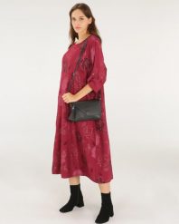 Krepowana sukienka w róże. Czerwone sukienki Unisono, l, bez wzorów, z tkaniny, bez kołnierzyka, bez ramiączek. Za 249.00 zł.