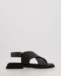 CZARNE SANDAŁY 030207 BLACK. Czarne sandały Venezia, bez wzorów, ze skóry, bez obcasa, bez zapięcia. Za 219.00 zł.