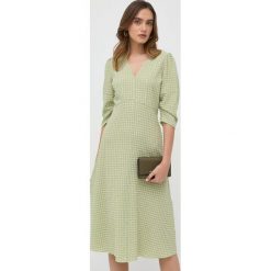 Notes du Nord sukienka kolor zielony midi rozkloszowana. Zielone sukienki Notes du Nord, bez wzorów, z materiału, bez kołnierzyka, bez ramiączek, midi, rozkloszowane. Za 1,069.90 zł.
