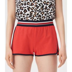 Dresowe szorty z lamówką - Czerwony. Czerwone szorty sportowe marki Sinsay, bez wzorów, z dresówki. Za 39.99 zł.