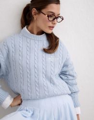 Damski sweter warkoczowy, luźny krój, z okrągłym dekoltem Club niebieski. Niebieskie swetry AIM'N, l, bez wzorów, z bawełny, klasyczne, bez ramiączek. Za 339.00 zł.