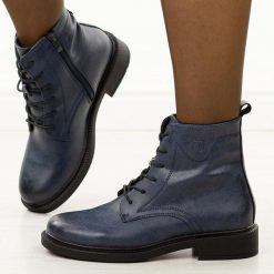 Niebieskie skórzane botki damskie Sergio Leone Bt25172S. Niebieskie botki Sergio Leone, bez wzorów, z jeansu, biznesowe, z okrągłym noskiem, bez obcasa, na obcasie, bez zapięcia. W wyprzedaży za 254.15 zł.