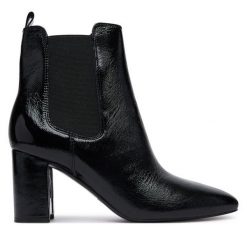Botki Guess. Czarne botki Guess, z aplikacjami, bez obcasa, na słupku, bez zapięcia. Za 674.99 zł.