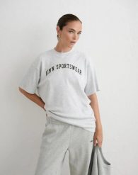 Damski T-shirt oversize Varsity Boyfriend jasnoszary melanż. Szare t-shirty sportowe AIM'N, l, bez wzorów, z bawełny, bez ramiączek, na fitness i siłownię. Za 172.00 zł.