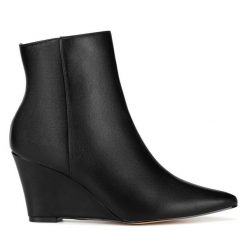 Botki JENNY. Czarne botki Jenny, bez wzorów, bez obcasa, na koturnie, bez zapięcia. Za 135.99 zł.