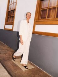 Klapki z klamrami - czarny. Czarne klapki Reserved, bez wzorów, bez obcasa, bez zapięcia. Za 59.99 zł.