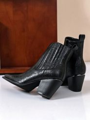 Sixth Sens Botki w kolorze czarnym rozmiar: 37. Czarne botki Sixth Sens, bez wzorów, ze skóry, eleganckie, bez obcasa, bez zapięcia. Za 148.26 zł.