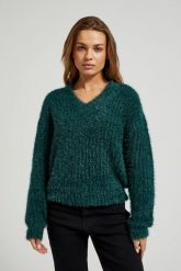 Puszysty sweter z metaliczną nitką zielony. Zielone swetry MOODO, l, bez wzorów, z poliesteru, bez ramiączek. W wyprzedaży za 59.99 zł.