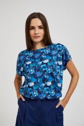 Bluzka w kwiaty niebieska. Niebieskie bluzki MOODO, bez wzorów, bez kołnierzyka, bez ramiączek. W wyprzedaży za 19.99 zł.