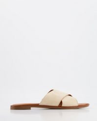 BEŻOWE KLAPKI 12701 BEIGE. Brązowe klapki Venezia, bez wzorów, ze skóry, bez obcasa, bez zapięcia. Za 139.00 zł.