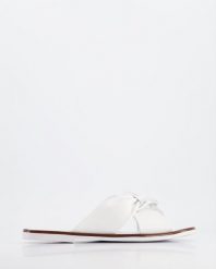 KLAPKI Z ŁAŃCUCHEM SW519 WHITE. Białe klapki Venezia, bez wzorów, ze skóry, bez obcasa, bez zapięcia. Za 139.00 zł.