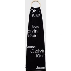 Calvin Klein Jeans szalik damski kolor czarny z nadrukiem. Czarne szaliki i kominy Calvin Klein Jeans, bez wzorów, z bawełny. Za 299.99 zł.