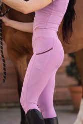 Legginsy jeździeckie z pełnym lejem silikonowym kolor liliowy JD ATTACK. Fioletowe legginsy JD ATTACK, bez wzorów, z elastanu, eleganckie. Za 349.00 zł.