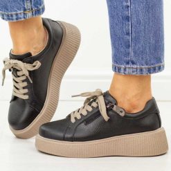 Czarne skórzane sneakersy damskie T.Sokolski J26-301. Czarne buty sportowe lifestyle Sokolski, na jesień, bez wzorów, z dzianiny, casualowe, z okrągłym noskiem, bez zapięcia. W wyprzedaży za 242.10 zł.