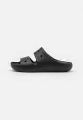 Klapki Dla Dorosłych Crocs Classic V2 Sandal. Czarne klapki Crocs, bez wzorów, z materiału, bez obcasa, bez zapięcia. Za 135.99 zł.