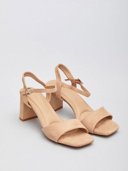 Bellucci Sandały w kolorze beżowym rozmiar: 39. Brązowe sandały Bellucci, bez wzorów, z otwartym noskiem, bez obcasa, na koturnie, bez zapięcia. Za 74.81 zł.