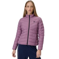 4F damska kurtka pikowana, lekka, hydrofobowa. Fioletowe kurtki 4f, l, bez wzorów, z materiału, bez kaptura. Za 186.99 zł.