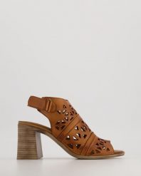 SKÓRZANE SANDAŁY 220A304 TAN. Sandały Venezia, bez wzorów, ze skóry, bez obcasa, bez zapięcia. Za 239.00 zł.