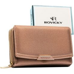 Beżowy portfel damski ze skóry ekologicznej zamykany na zatrzask - Rovicky. Brązowe portfele ROVICKY, bez wzorów, ze skóry ekologicznej. Za 79.99 zł.