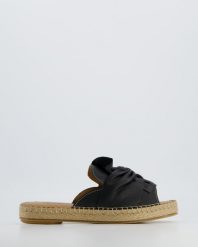 CZARNE KLAPKI DAMSKIE 610 BLACK. Czarne klapki Venezia, bez wzorów, ze skóry, bez obcasa, bez zapięcia. Za 179.00 zł.