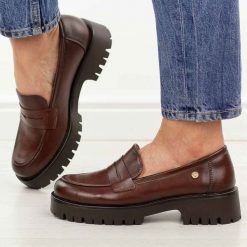 Brązowe skórzane mokasyny damskie na traperze Vinceza 18125. Brązowe mokasyny VINCEZA, bez wzorów, z jeansu, z okrągłym noskiem. Za 219.00 zł.