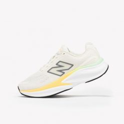 Second Life - Buty do biegania damskie New Balance Fresh Foa... - Stan Doskonały. Białe buty do biegania New Balance, bez wzorów, z kauczuku, bez zapięcia, do biegania. Za 333.00 zł.